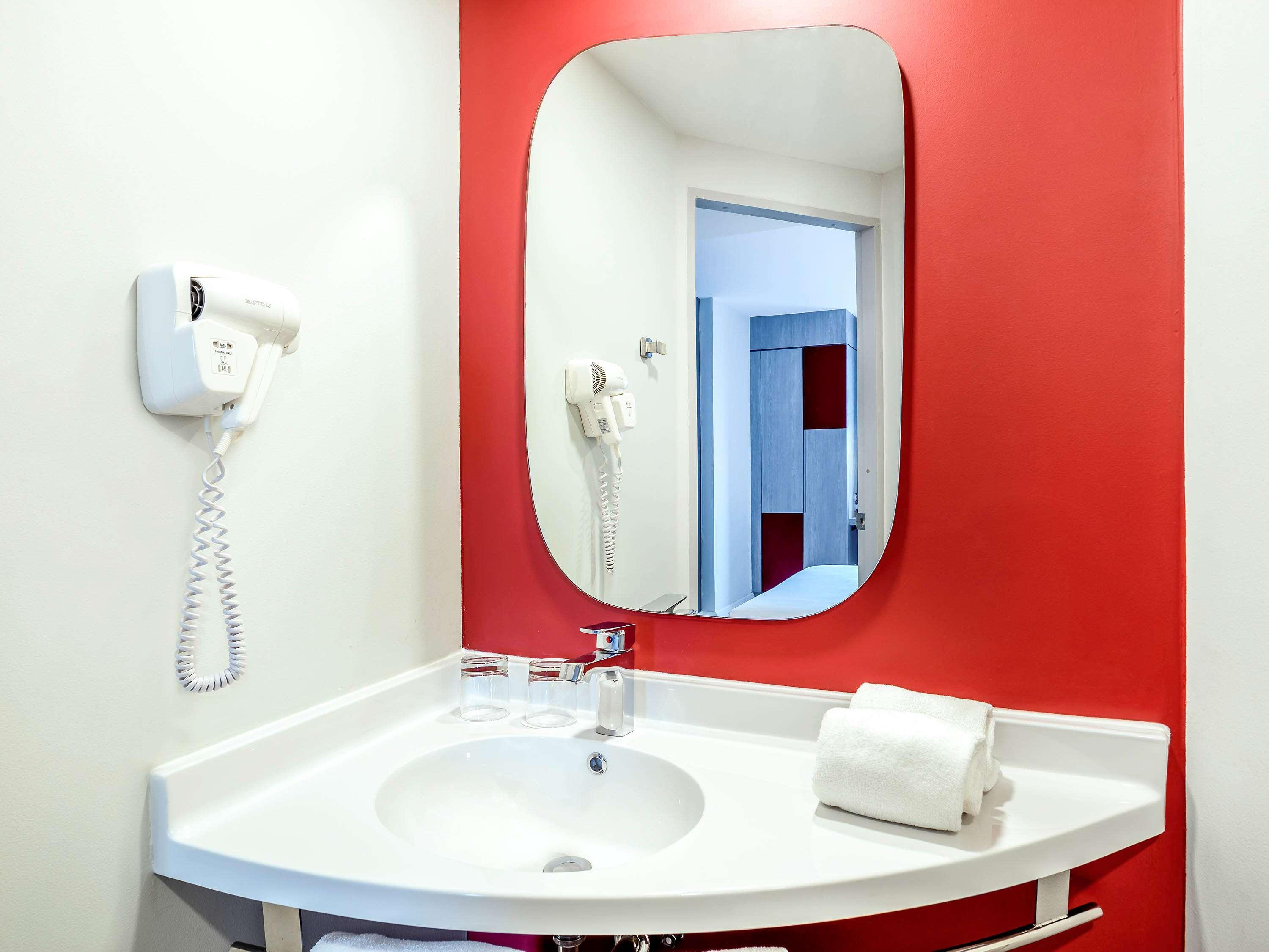 Отель Ibis Bangkok Impact Нонтхабури Экстерьер фото