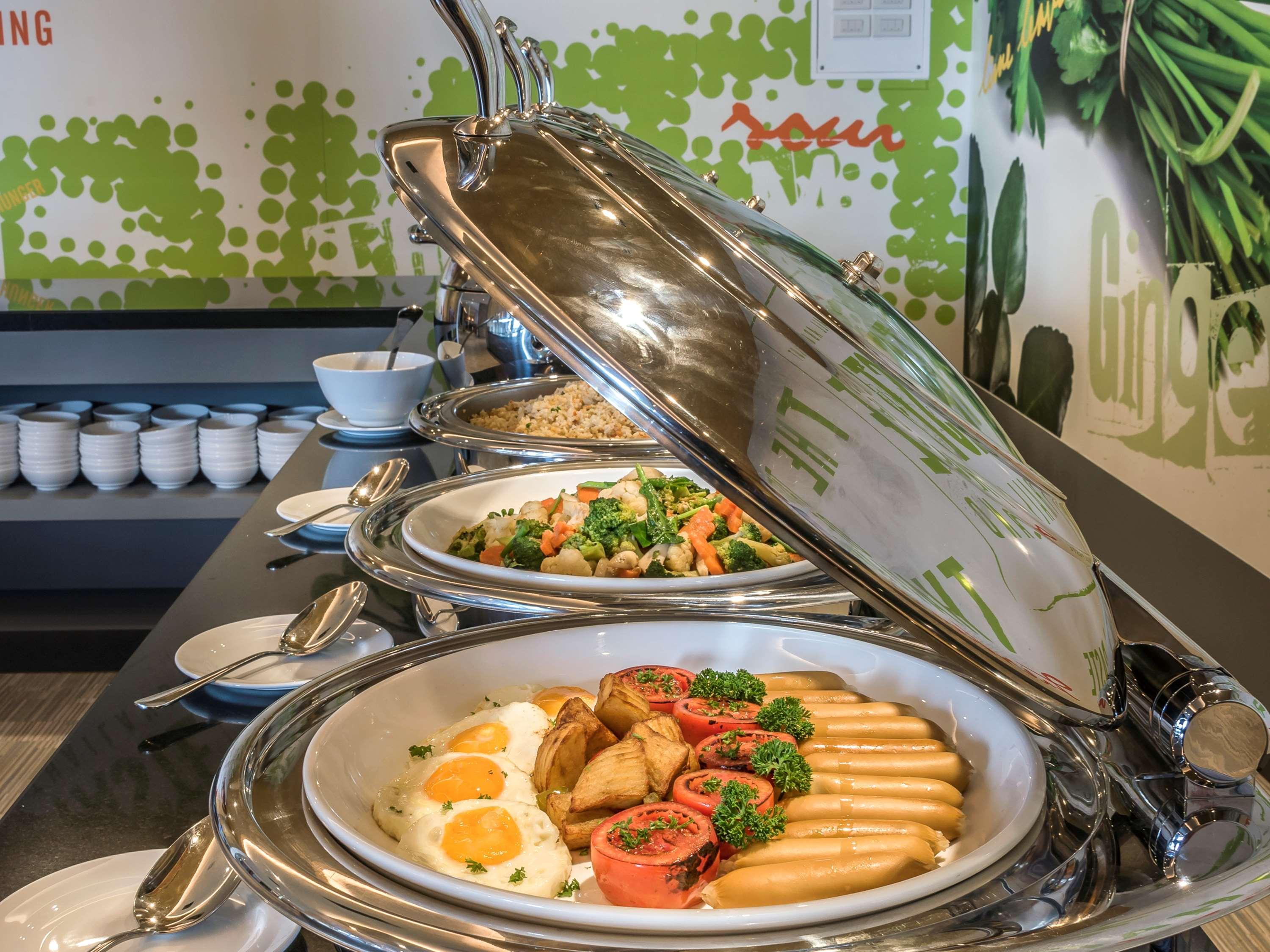 Отель Ibis Bangkok Impact Нонтхабури Экстерьер фото