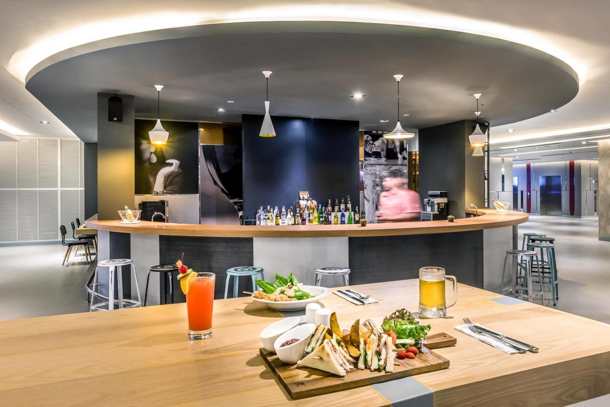 Отель Ibis Bangkok Impact Нонтхабури Экстерьер фото