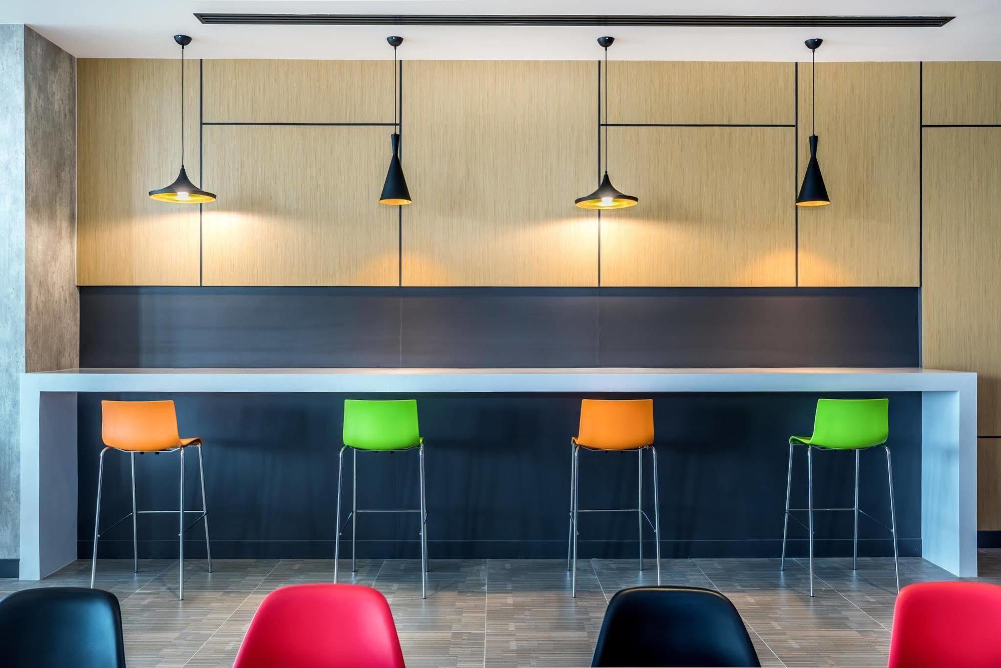 Отель Ibis Bangkok Impact Нонтхабури Экстерьер фото