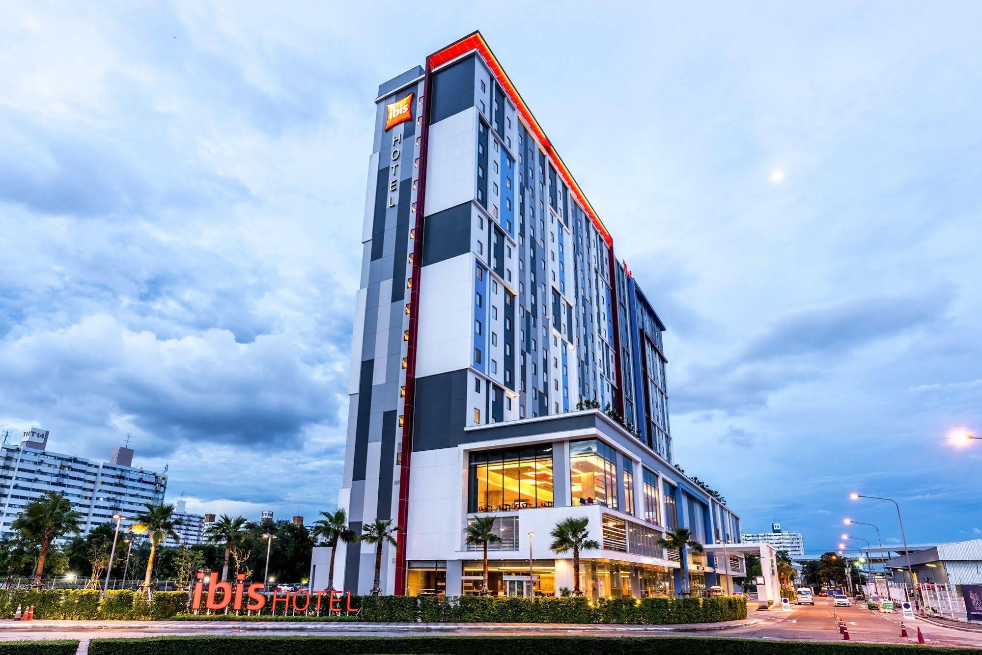 Отель Ibis Bangkok Impact Нонтхабури Экстерьер фото